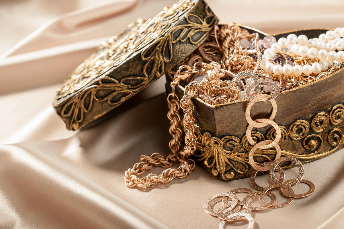 What is More Profitable - to Sell Gold to a Pawnshop or a Jewelry Store?